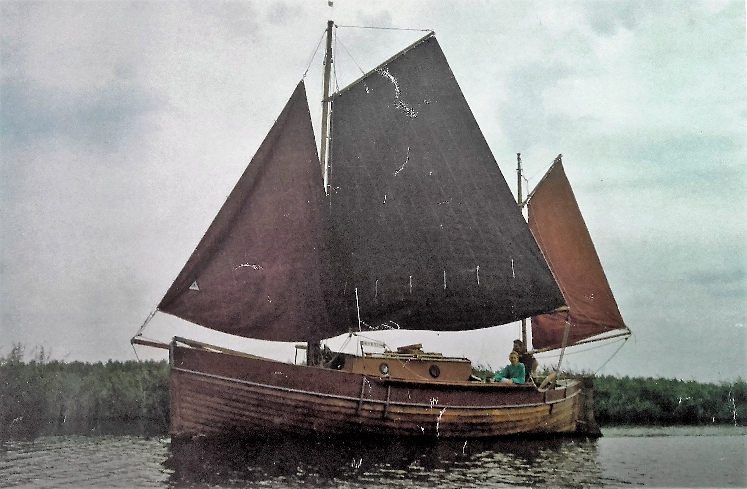 Historische houten sloep onder bruine zeilen