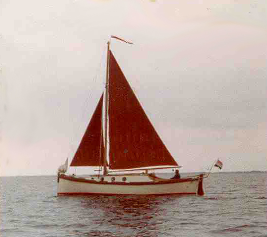 Het reilen en zeilen van sloep Sam-Sam (1910), waar is zij ? Een 9 m lange witte stalen kajuit-zeil-sloep.
